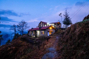 Mountain Hideout, Boutique room close to Binsar by Roamhome